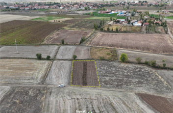 Afyonkarahisar İhsaniye Akörende 975 m² Yatırımlık Tarla